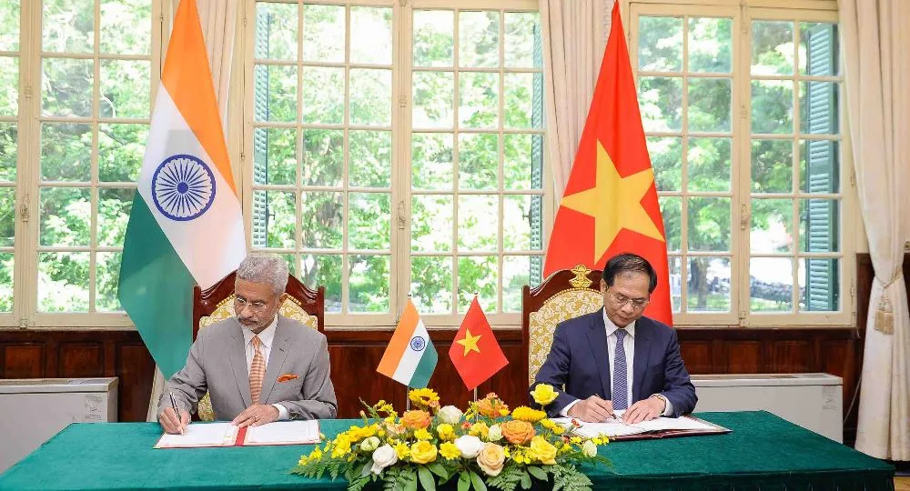 Hai Bộ trưởng ký Biên bản Thoả thuận của kỳ họp và nhất trí tổ chức Kỳ họp lần thứ 19. Ảnh: BNG bo-truong-tiep-an-do.jpg
