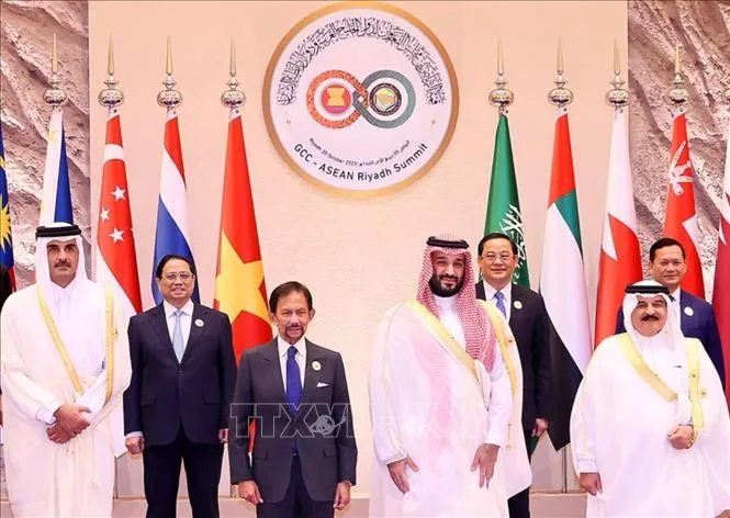 Thủ tướng, Thái tử Saudi Arabia Mohammad bin Salman đón Thủ tướng Phạm Minh Chính và các trưởng đoàn. Ảnh: TTXVN. vung-vinh-201023i.jpg