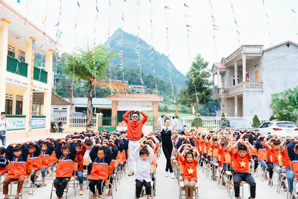 Ca sĩ Tuấn Hưng và các học sinh Trường tiểu học số 2, xã Sán Chải, huyện Si Ma Cai (Lào Cai). Ảnh: NVCC. Tuan-Hung-6.jpg