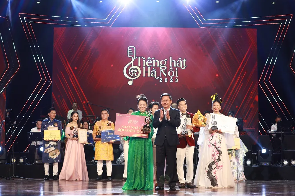 Cô gái Trần Thị Vân Anh, 18 tuổi đến từ Hà Tĩnh đã trở thành quán quân 'Tiếng hát Hà Nội'. tieng-hat-ha-noi.JPG