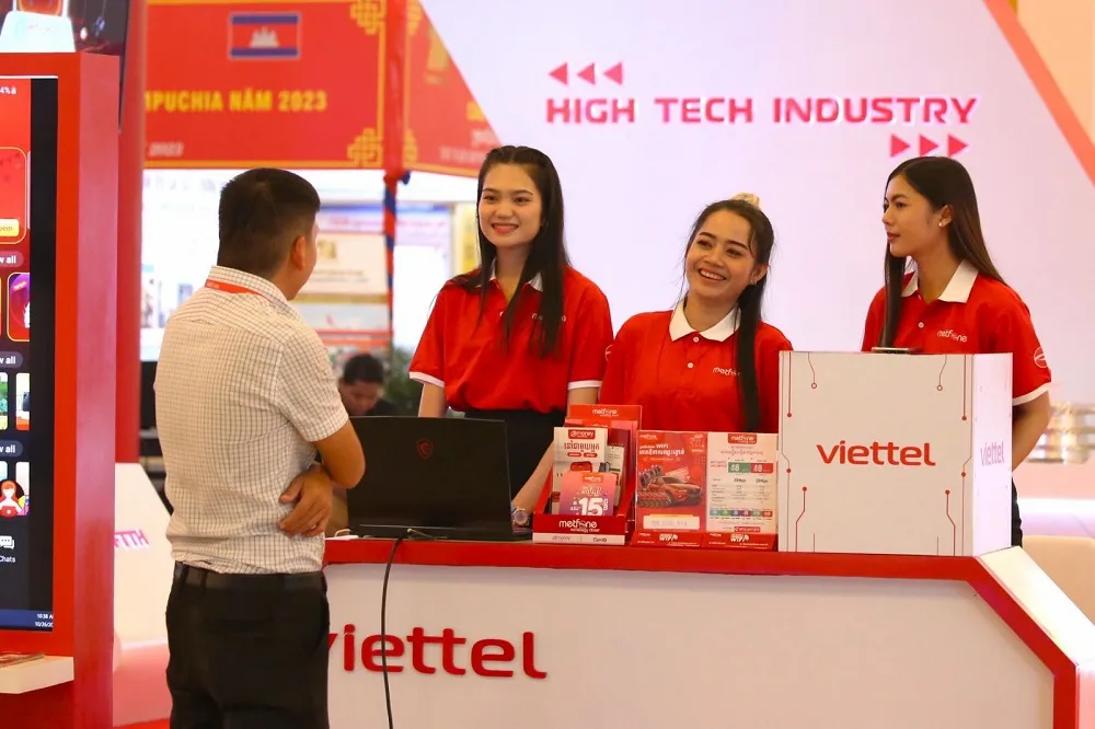 Tập đoàn Công nghiệp - Viễn thông quân đội (Viettel) mang đến gian hàng có quy mô lớn, giới thiệu các sản phẩm và giải pháp chuyển đổi số. Ảnh: BTC viet-nam-camphu-chia.2jpg.jpg