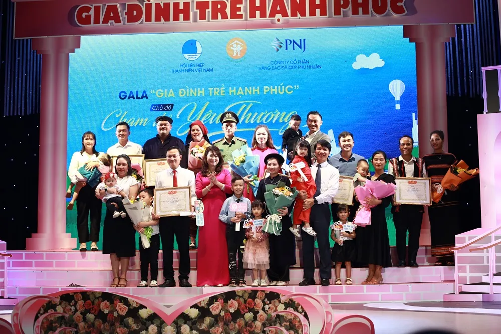 Các gia đình trẻ tiểu biểu toàn quốc được biểu dương tại Gala. Ảnh: ĐĂNG HẢI. gia-dinh-tre-2.jpg
