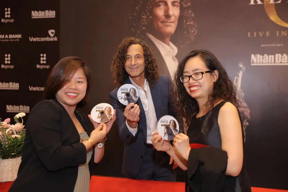 man-giao-luu-bang-tieng-viet-cua-kenny-g-khien-khan-gia-thich-thu-4.JPG