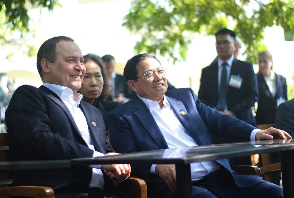 thu-tuong-pham-minh-chinh-va-thu-tuong-belarus-uong-ca-phe-tham-cot-co-ha-noi-11.jpg
