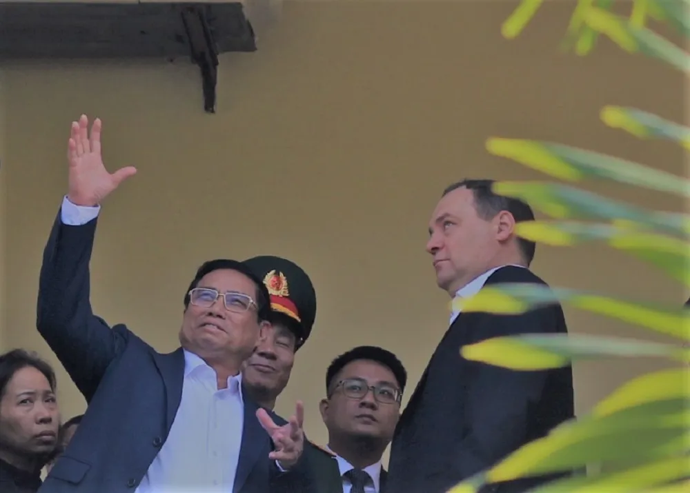 thu-tuong-pham-minh-chinh-va-thu-tuong-belarus-uong-ca-phe-tham-cot-co-ha-noi.jpg