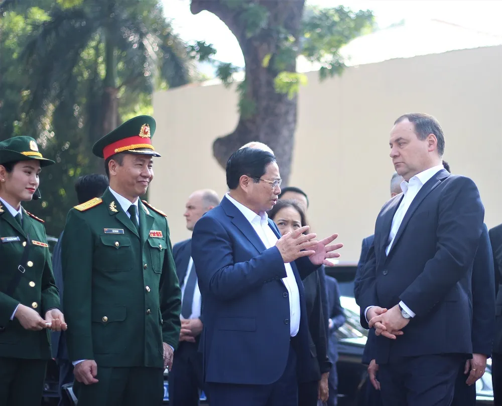 thu-tuong-pham-minh-chinh-va-thu-tuong-belarus-uong-ca-phe-tham-cot-co-ha-noi-6.jpg