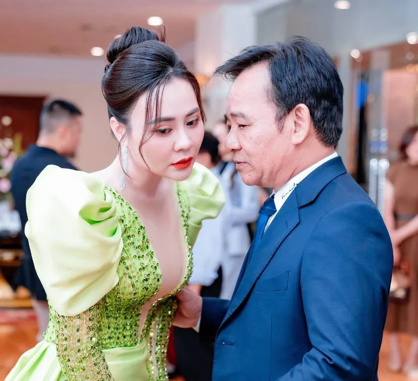 Nghệ sĩ Quang Tèo và Hoa hậu quý bà hòa bình thế giới Phan Kim Oanh tại một sự kiện. Quang Tèo