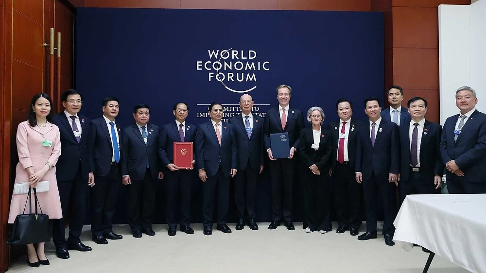 Thủ tướng Phạm Minh Chính chứng kiến ký kết MOU Việt Nam-WEF giai đoạn 2023-2026 tại WEF Thiên Tân, ngày 26-6-2023. Ảnh: VGP. y-nghia-quan-trong-cua-chuyen-cong-tac-chau-au-cua-thu-tuong-pham-minh-chinh-1.jpg