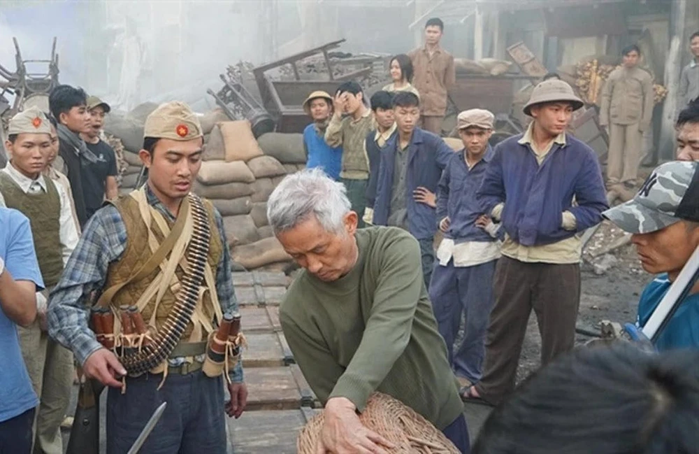 Đạo diễn Phi Tiến Sơn trên trường quay phim Đào, phở và piano. phim Đào phở và piano