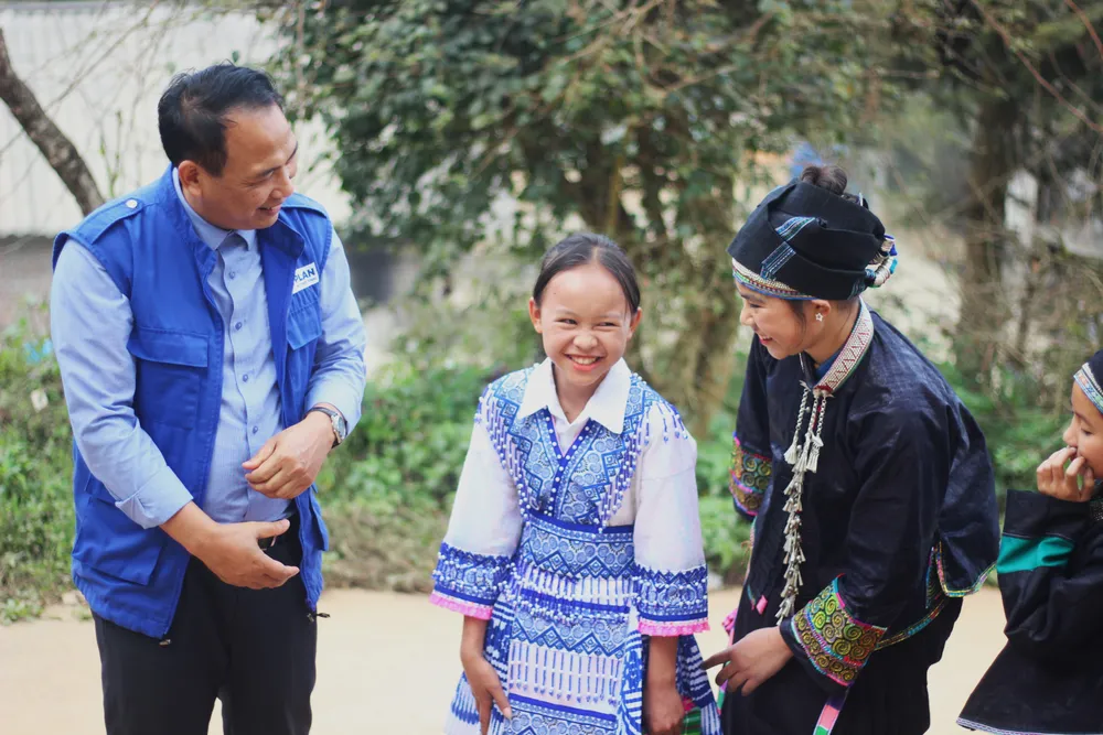 Ông Dương Văn Tuy, Giám đốc văn phòng Plan vùng Hà Giang thường xuyên xuống các điểm trường để tìm hiểu, lắng nghe tâm sự của các học sinh. Ảnh: VIẾT THỊNH. tre-em-sinh-ra-tre-em-ky-uc-buon-ve-tinh-trang-tao-hon-tren-cao-nguyen-da.JPG