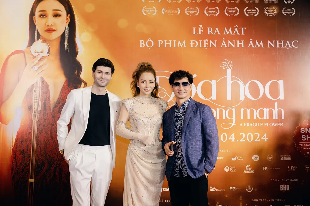 NSND Xuân Bắc (phải) tham dự lễ ra mắt bộ phim 'Đoá hoa mong manh'. Đóa hoa mong manh