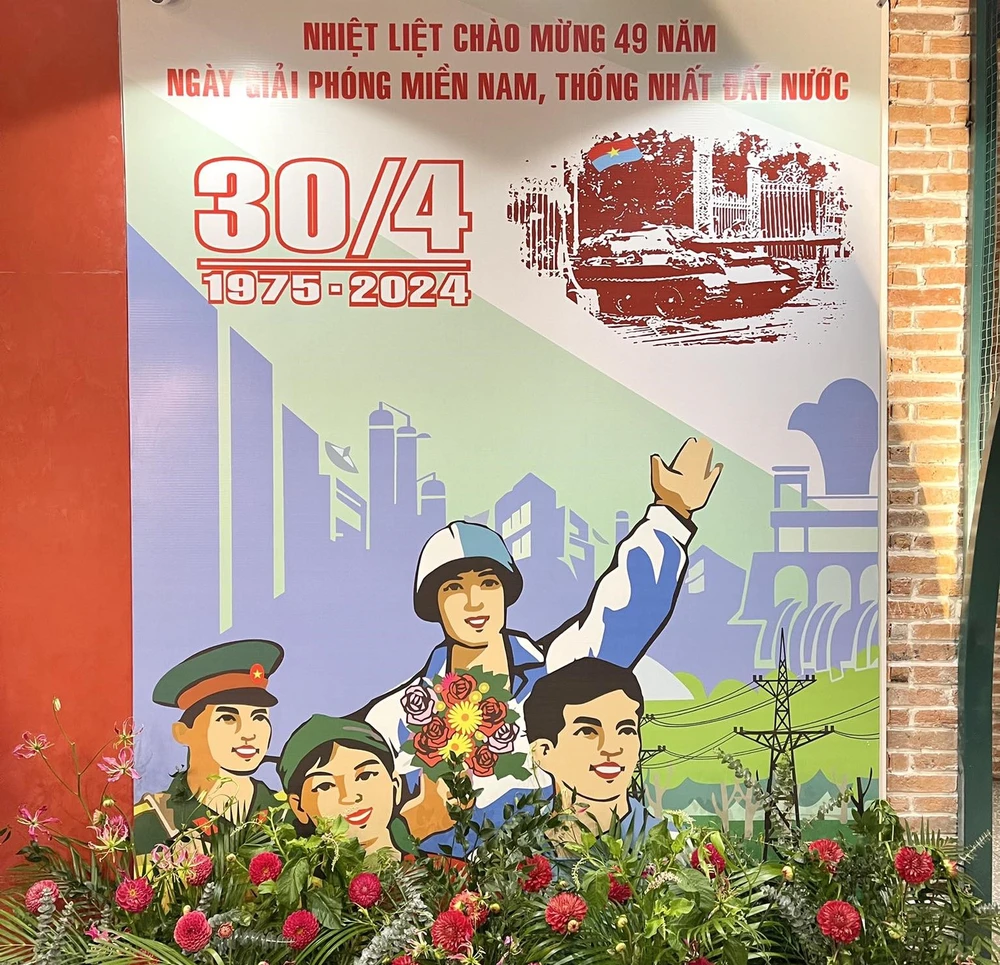 Những bức tranh cổ động khổ lớn về ngày thống nhất đất nước được treo trong 'Khu vườn tự do'. nghe-nhan-hoa-ha-noi-tao-khu-vuon-hoa-nhan-ngay-giai-phong-mien-nam.jpg