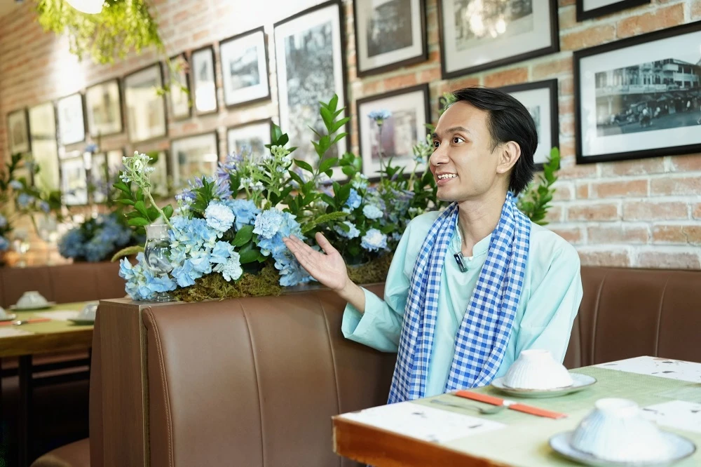 Anh Hoàng Khánh, nghệ nhân hoa nổi tiếng của Hà Nội. nghe-nhan-hoa-ha-noi-tao-khu-vuon-hoa-nhan-ngay-giai-phong-mien-nam-6.jpeg