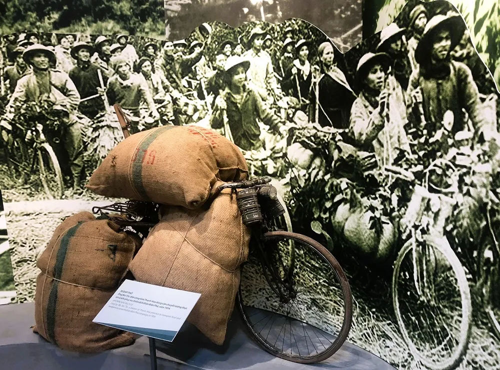 Xe đạp thồ được ông Bùi Tín, dân công tỉnh Thanh Hoá dùng vận chuyển lương thực và vũ khí phục vụ chiến dịch Điện Biên Phủ năm 1954. trung-bay-150-tai-lieu-hien-vat-quy-trong-chien-thang-dien-bien-phu-14.JPEG