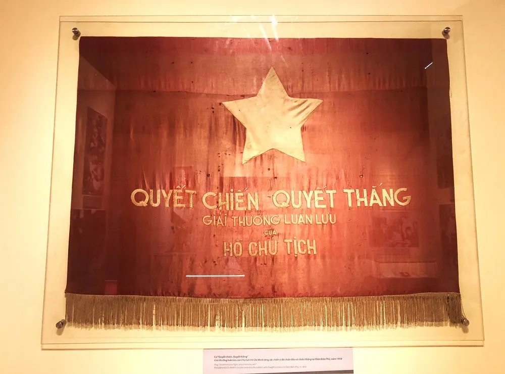 Cờ giải thưởng luân lưu quyết chiến quyết thắng của Chủ tịch Hồ Chí Minh tặng cho các đơn vị tham gia Chiến dịch Điện Biên Phủ. trung-bay-150-tai-lieu-hien-vat-quy-trong-chien-thang-dien-bien-phu-5.JPEG