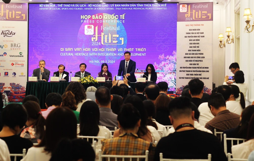 Đại diện BTC trả lời câu hỏi của báo chí. Ảnh: VIẾT THỊNH. 12-doan-nghe-thuat-quoc-te-cua-7-quoc-gia-se-bieu-dien-tai-festival-hue-2024.JPG