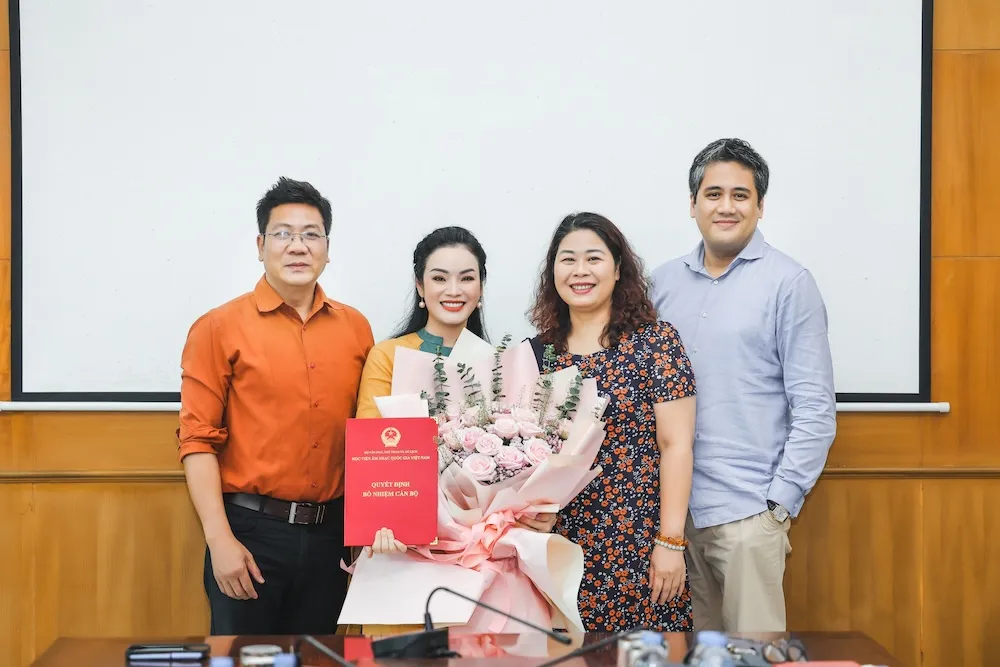 NSƯT Tân Nhàn nhận quyết định bổ nhiệm. Ảnh: HÒA NGUYỄN. NSƯT Tân Nhàn