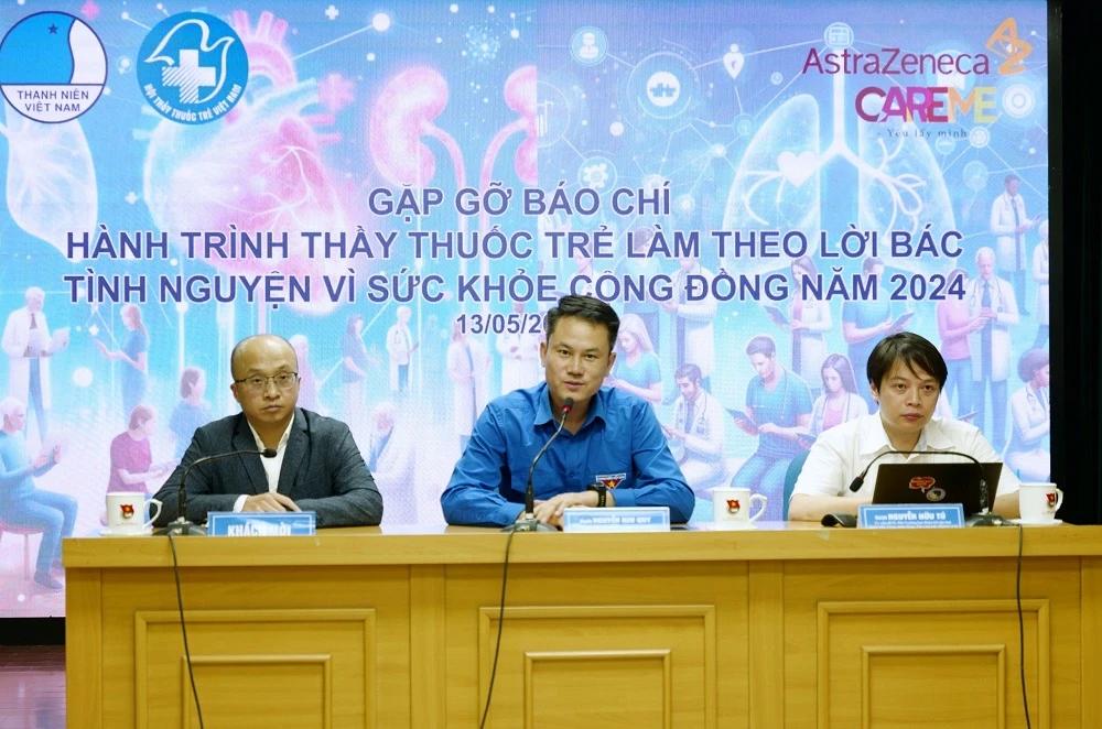 Anh Nguyễn Kim Quy, Phó Chủ tịch Thường trực Hội Liên hiệp Thanh niên Việt Nam (giữa) trả lời câu hỏi của báo chí. Ảnh: ĐỨC HIỆP thầy thuốc trẻ