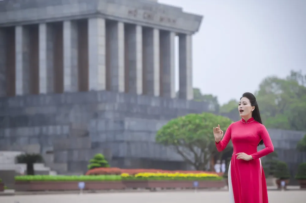 Sao Mai Huyền Trang thể hiện ca khúc trong MV. Nợ ân tình để tìm hình của nước