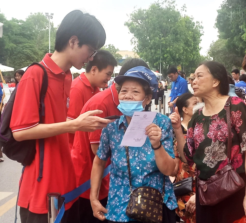 Từ sáng, nhiều người dân đã xếp hàng để chờ khám tầm soát miễn phí các loại bệnh Ảnh: VIẾT THỊNH. nguoi-dan-xep-hang-kham-tam-soat-mien-phi-cac-loai-benh.jpg