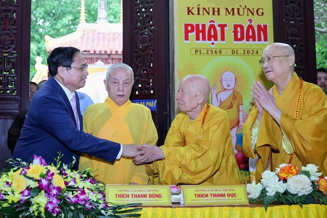 Thủ tướng Chính phủ Phạm Minh Chính chúc mừng Lãnh đạo Trung ương Giáo hội Phật giáo Việt Nam. Ảnh: VGP. Giáo hội Phật giáo Việt Nam