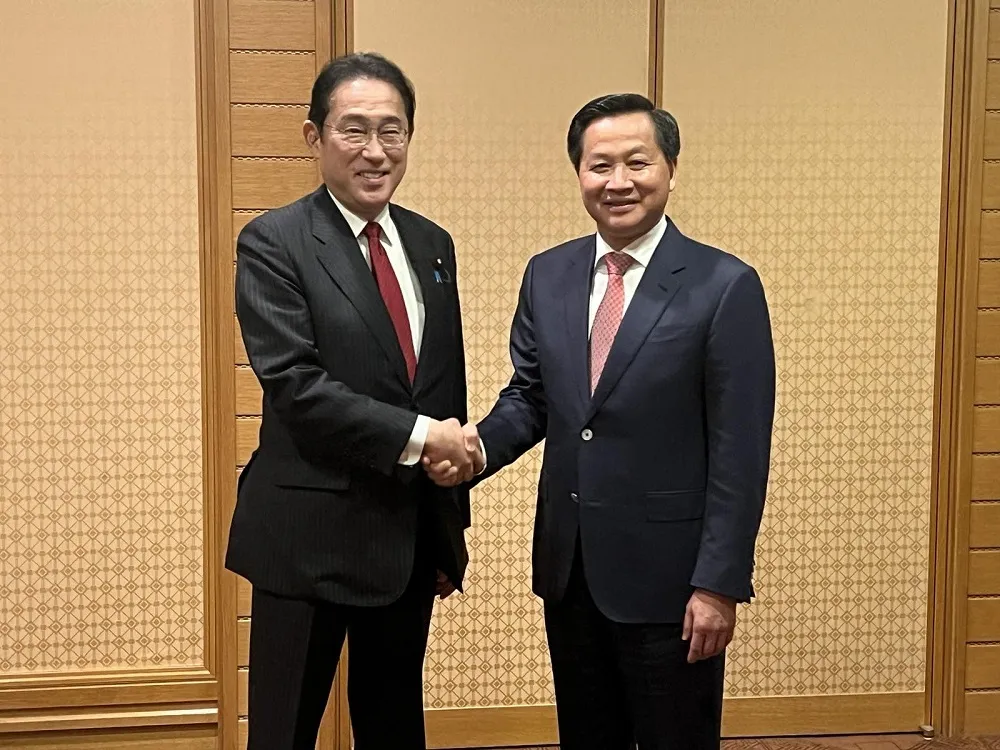Phó Thủ tướng Lê Minh Khái (phải) gặp Thủ tướng Nhật Bản Kishida Fumio. Phó Thủ tướng Lê Minh Khái (