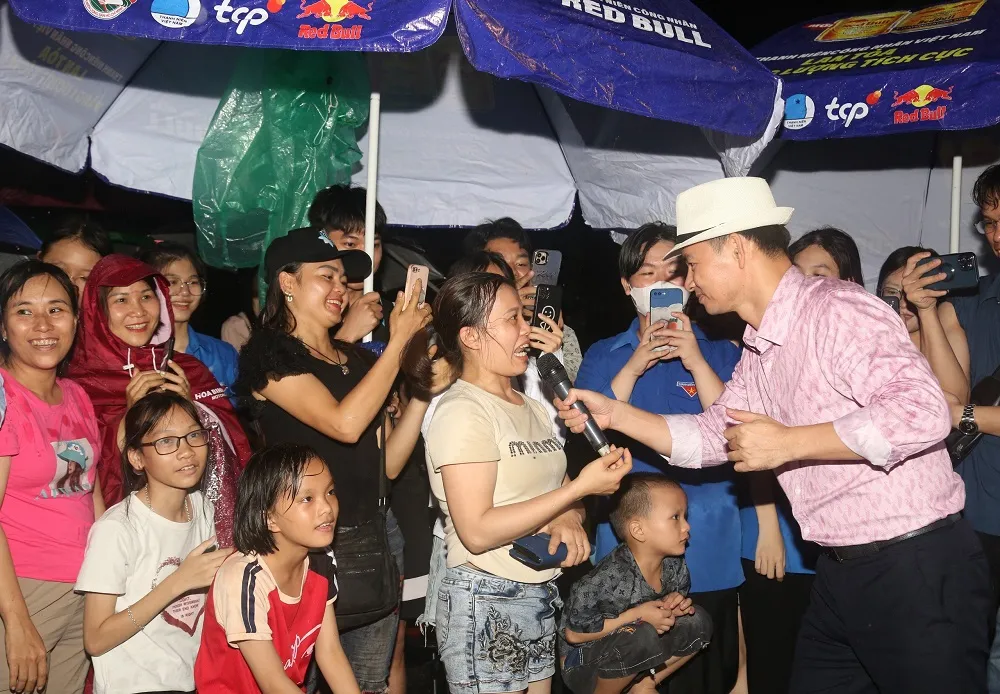 NSND Xuân Bắc giao lưu với khán giả trong đêm hội. thanh niên công nhân