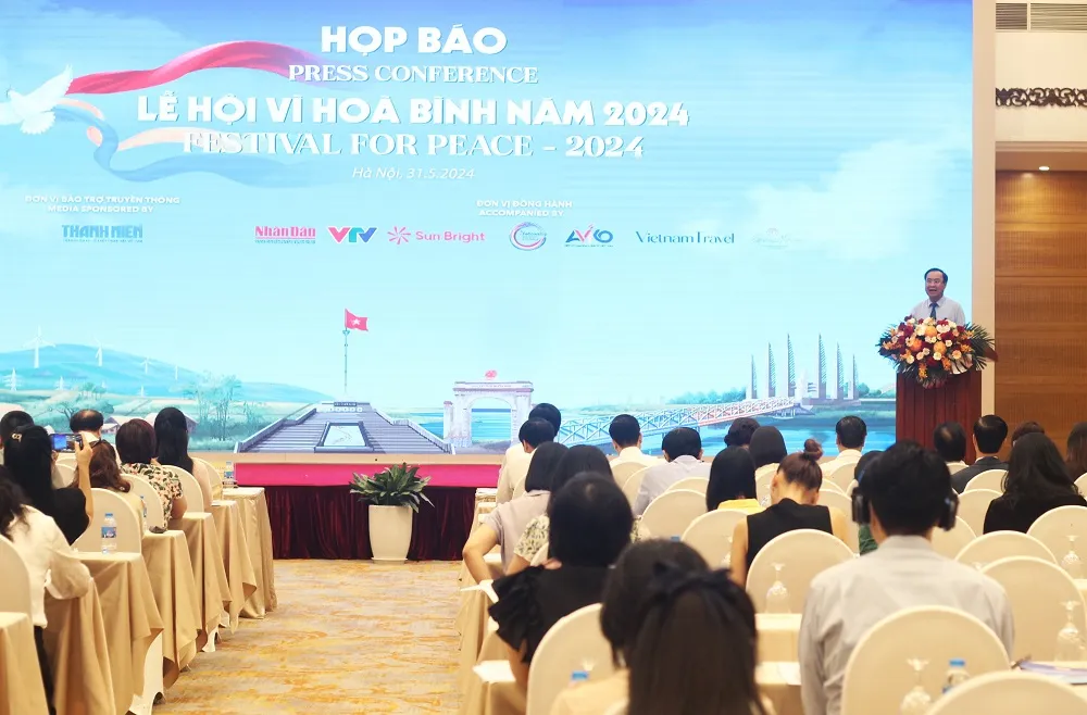 Đại diện lãnh đạo UBND tỉnh Quảng Trị phát biểu tại buổi họp báo. Ảnh: VIẾT THỊNH. Lễ hội vì hòa bình