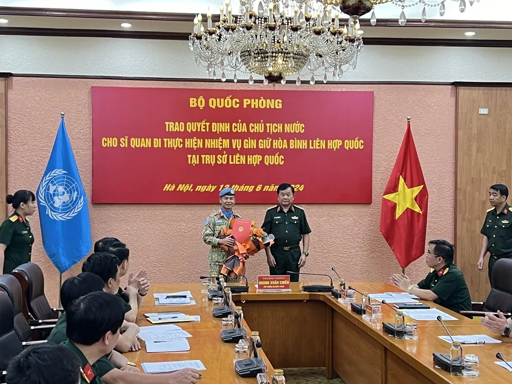 Thượng tướng Hoàng Xuân Chiến tặng hoa chúc mừng Thượng tá Trương Anh Tuấn. Liên hợp quốc