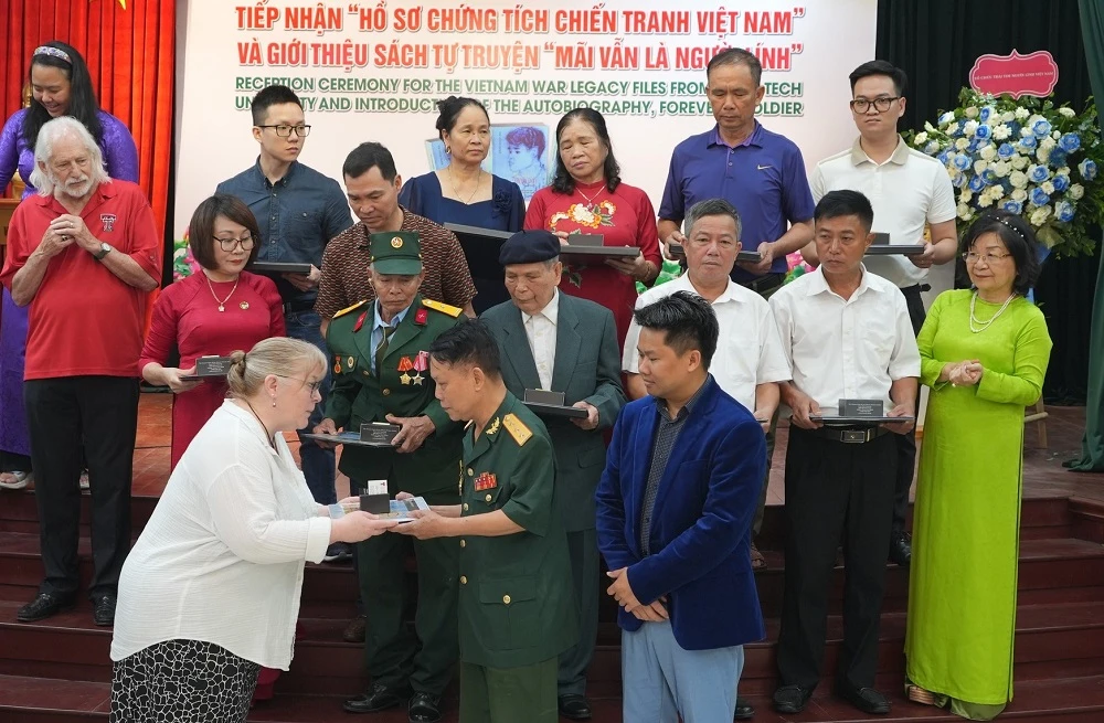 Đại diện đoàn đến từ Mỹ trao lại các kỷ vật trong 'Hồ sơ Chứng tích Chiến tranh' cho các gia đình. Hồ sơ Chứng tích Chiến tranh