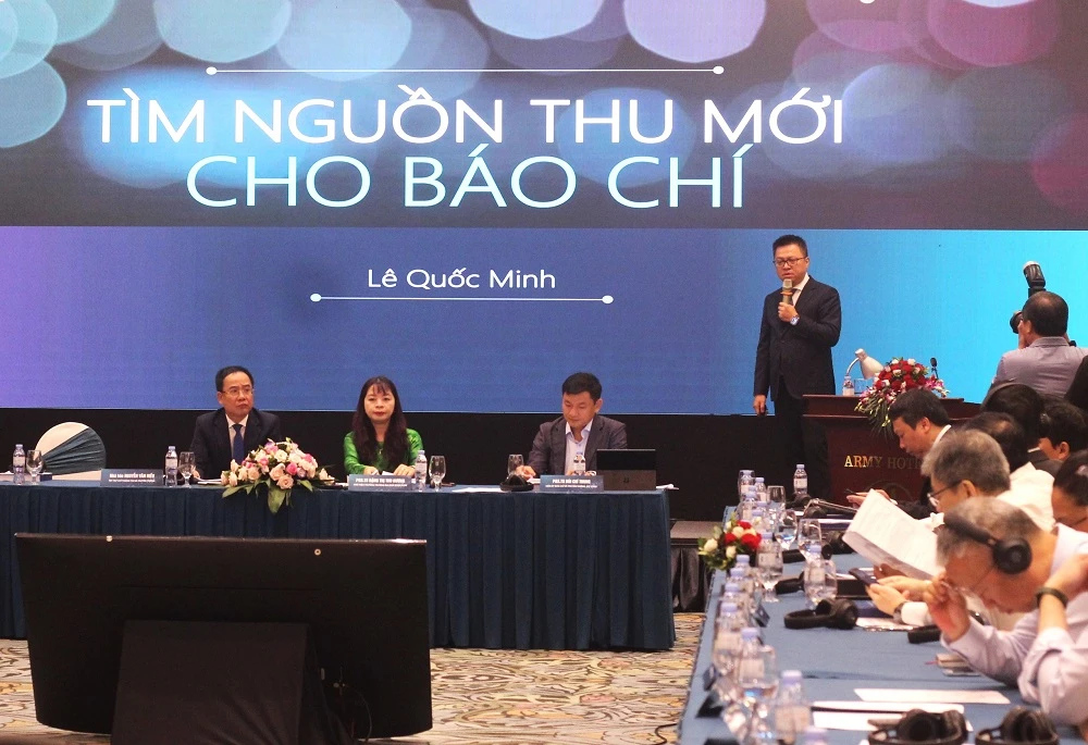 Nhà báo Lê Quốc Minh, Ủy viên Trung ương Đảng, Tổng Biên tập báo Nhân Dân, Chủ tịch Hội Nhà báo Việt Nam trình bày tham luận. Ảnh: VIẾT THỊNH. facebook-hay-google-da-lay-di-khoang-70-doanh-thu-quang-cao-cua-bao-chi-chinh-thong.JPG
