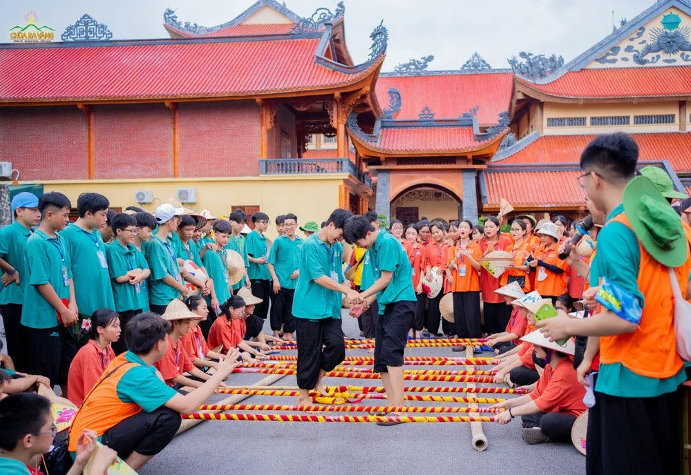 Một sinh hoạt tại Chùa Ba Vàng. chùa Ba Vàng