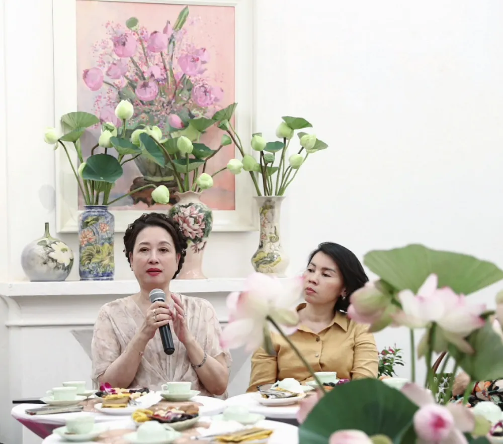 Nhà sưu tập Thúy Anh (trái) chia sẻ về bộ sưu tập tranh sen. Ảnh: N.D. bo-suu-tap-tranh-sen-tu-paris-duoc-dua-ve-trung-bay-tai-viet-nam-2.jpg