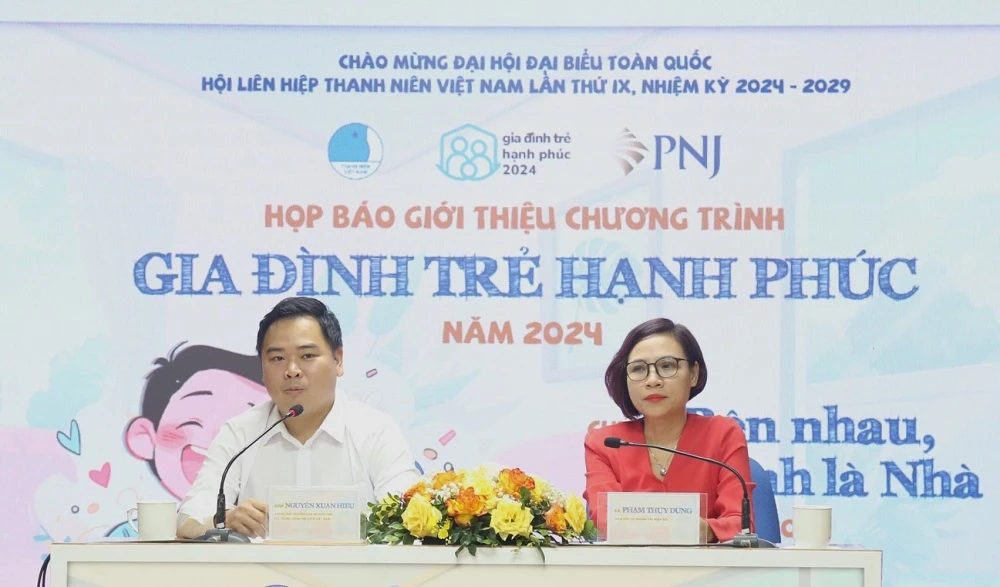 Đại diện BTC trả lời câu hỏi của báo chí. Ảnh: ĐĂNG HẢI. gia đình trẻ