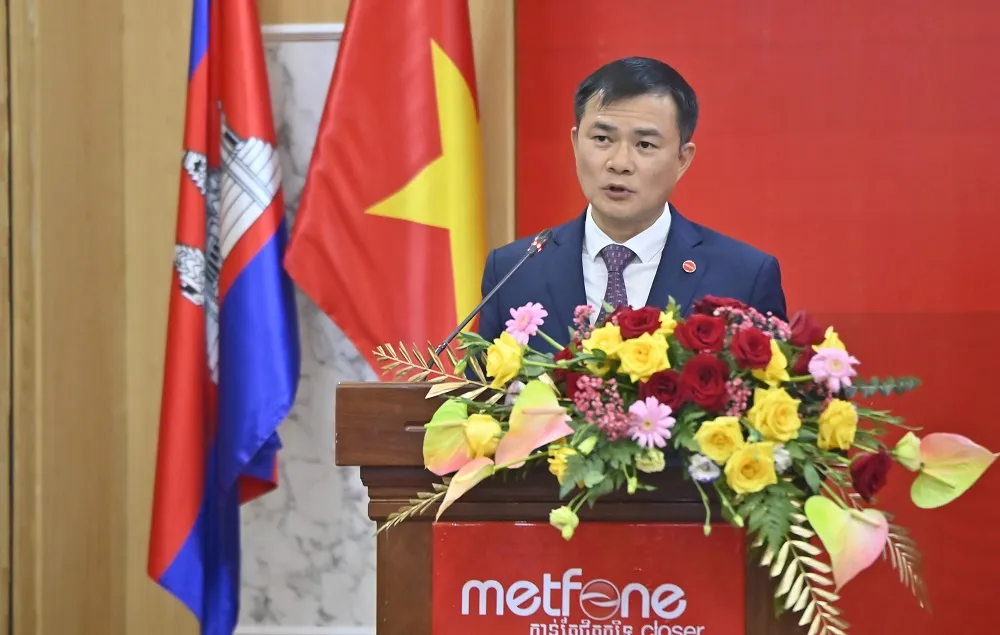 Chủ tịch kiêm Tổng Giám đốc Tập đoàn Viettel Tào Đức Thắng phát biểu tại sự kiện. chu-tich-nuoc-to-lam-tham-va-lam-viec-tai-metfone-thuong-hieu-viettel-tai-campuchia.jpg