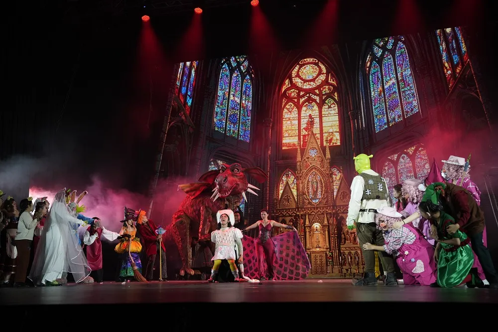 Sân khấu của nhạc kịch Shrek được đầu tư và hoàn thiện chỉn chu, chi tiết và hoành tráng đến mức không tưởng; khiến khán giả vô cùng choáng ngợp và bị lôi cuốn. nhac-kich-shrek-khien-ca-si-thuy-chi-khong-the-roi-mat-co-gi-dac-biet.JPG