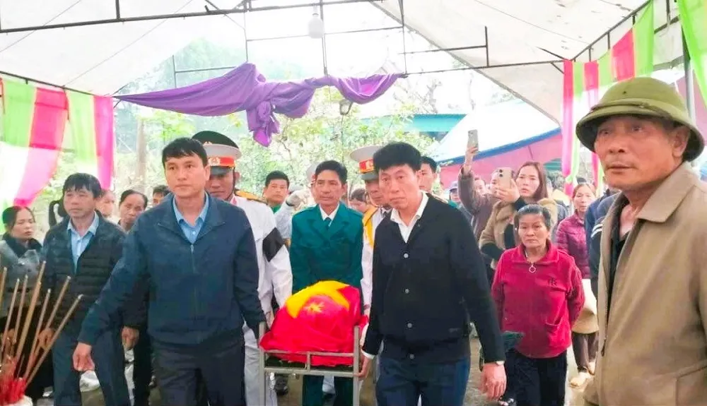 Lễ đón nhận và an táng hài cốt liệt sĩ Nguyễn Công Nam từ Nghĩa trang xã Tịnh Minh, huyện Sơn Tịnh, tỉnh Quảng Ngãi về an táng tại Nghĩa trang liệt sĩ huyện nhà. Ảnh: GĐCC. ang-marin-nguoi-di-tim-than-nhan-cho-liet-si.jpg