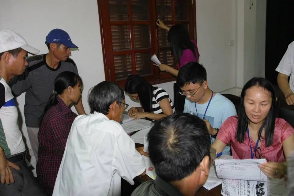 Chị Hằng trong một lần tư vấn cho thân nhân liệt sĩ. Ảnh: NVCC. ang-marin-nguoi-di-tim-than-nhan-cho-liet-si-5.jpg