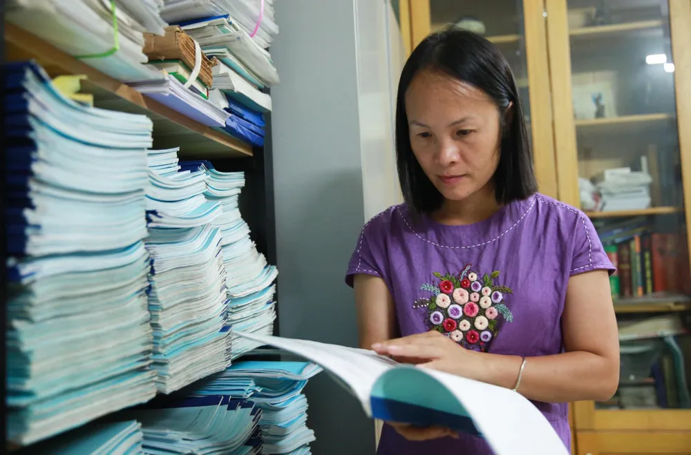 Để tiết kiệm chi phí hoạt động của Trung tâm, những năm gần đây chị đã chuyển phòng làm việc của Trung tâm về nhà riêng. Ảnh: VT. hang-marin-nguoi-di-tim-than-nhan-cho-liet-si-3.jpg
