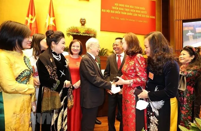 Tổng Bí thư Nguyễn Phú Trọng trò chuyện với các đại biểu tham dự Hội nghị văn hóa toàn quốc 2021. Ảnh: TTXVN tong-bi-thu-nguyen-phu-trong-nha-van-hoa-lon-het-long-vi-su-phat-trien-cua-nen-van-hoa-viet-nam-3.jpg