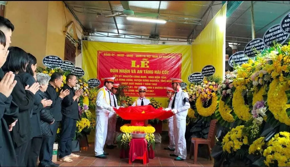 Lễ đón nhận và an táng hài cốt liệt sĩ Nguyễn Công Nam. Ảnh: GĐCC. nguoi-con-liet-si-va-hanh-trinh-dua-bo-ve-voi-que-huong-2.jpg