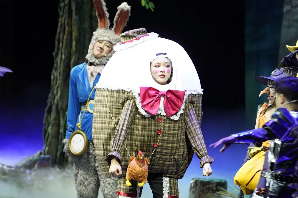 Trong vở nhạc kịch 'Shrek On National Tour'', đội ngũ phục trang của Shrek đã áp dụng thời trang bền vững bằng cách sử dụng chất liệu tái chế như vải jeans, áp dụng kỹ thuật xử lý chất liệu và đính kết thủ công, và lựa chọn các nguồn cung ứng bền vững nhac-kich-shrek-dung-chuan-broadway-khien-kha-gia-khong-the-roi-mat-2.JPG