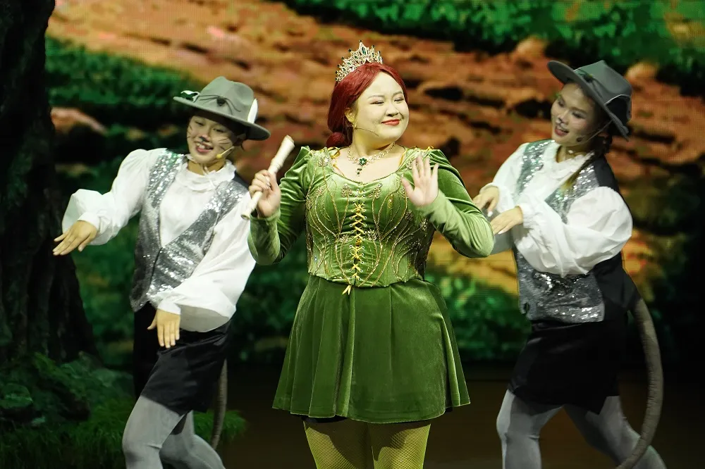 Trang phục của diễn viên trong vở nhạc kịch Shrek cũng là điều được ekip chăm chút và mang nhiều ý nghĩa. Nhạc kịch Shrek