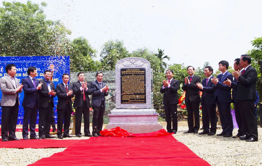 Các đại biểu dự lễ khánh thành bia Di tích lịch sử Quốc gia Địa điểm Trường dạy làm báo Huỳnh Thúc Kháng tại xã Tân Thái, huyện Đại Từ (ngày 4-4-2019). Ảnh: Tư liệu. Địa điểm Trường dạy làm báo Huỳnh Thúc Kháng