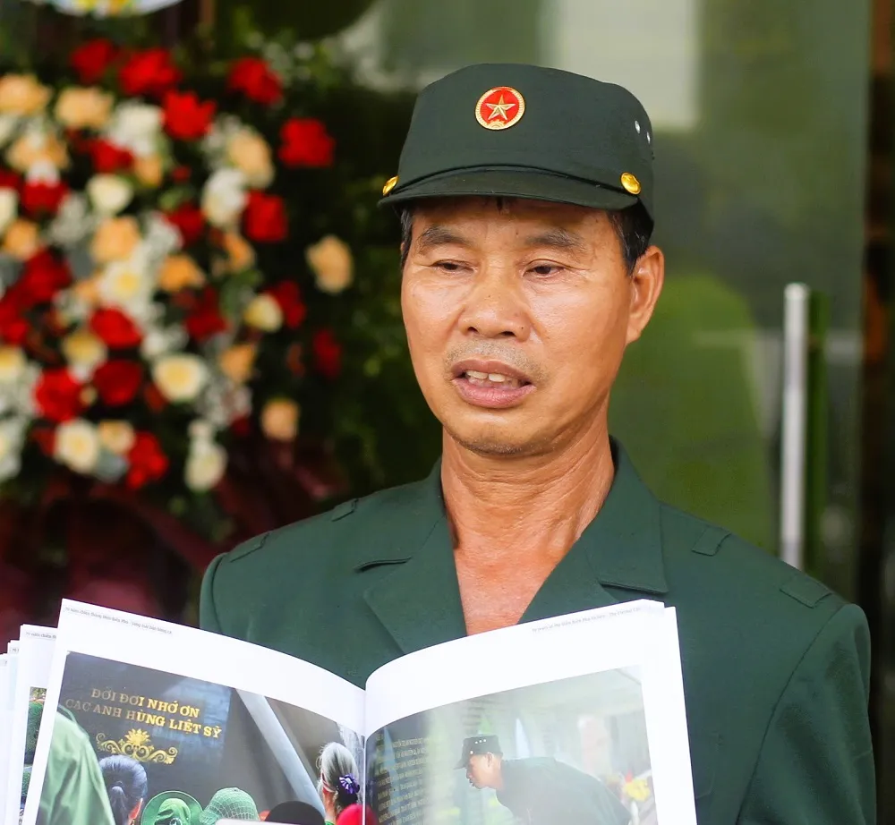 Từ Nghệ An, cựu chiến binh Xuân Tùng (người xuất hiện trong ống kính của nhiếp ảnh gia Nguyễn Á khi đến Điện Biên) ra Hà Nội tham dự triển lãm. Ảnh: VIẾT THỊNH. nhung-hinh-anh-xuc-dong-trong-le-ky-niem-70-nam-chien-thang-dien-bien-phu-3.JPG