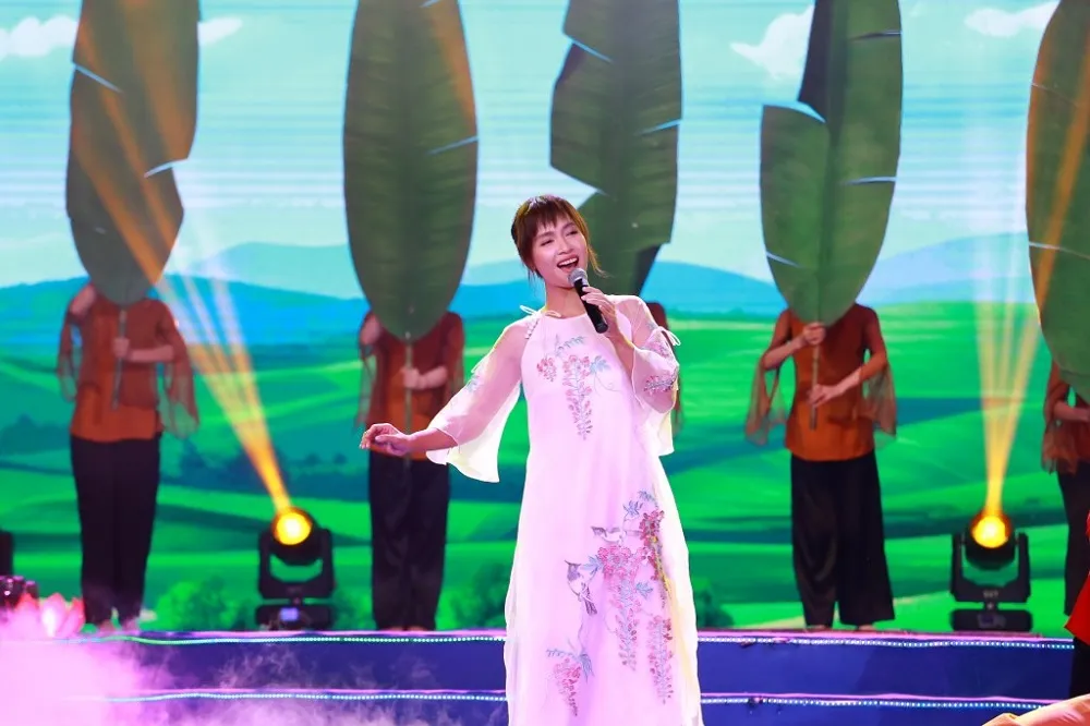 Ca sĩ Ái Phương với ca khúc ‘Đường về nhà’. nhieu-nguoi-roi-nuoc-mat-khi-xem-chuong-trinh-on-nghia-sinh-thanh-2.jpg