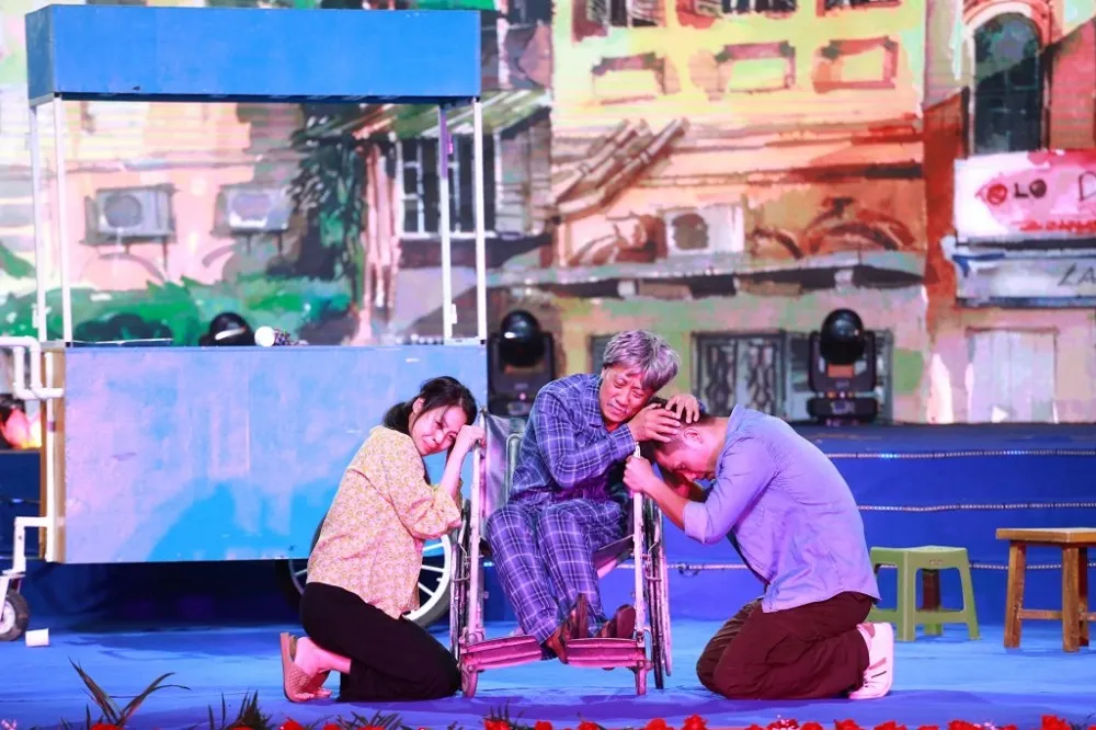 Tiểu phẩm ‘Cha và con’ do các diễn viên Nhà hát Tuổi trẻ thể hiện. nhieu-nguoi-roi-nuoc-mat-khi-xem-chuong-trinh-on-nghia-sinh-thanh-5.jpg