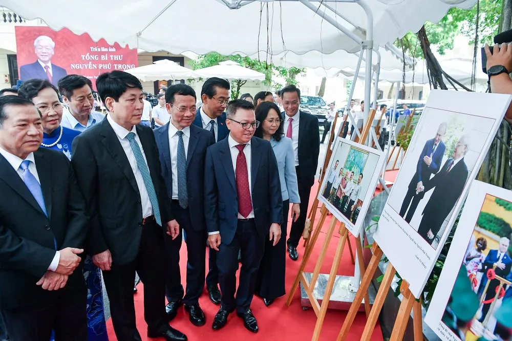 Các đại biểu tham quan Triển lãm ảnh Tổng Bí thư Nguyễn Phú Trọng. khai-truong-trang-thong-tin-dac-biet-ve-tong-bi-thu-nguyen-phu-trong-5.jpg