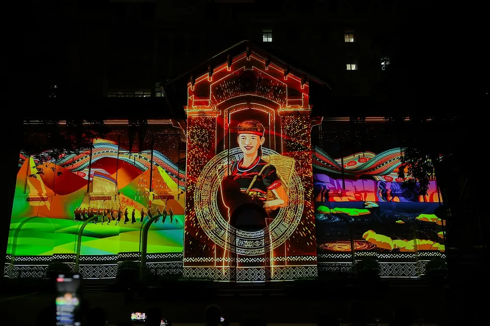 nhung-hinh-anh-trinh-chieu-phim-3d-mapping-cua-nganh-tt-tt-5.jpg