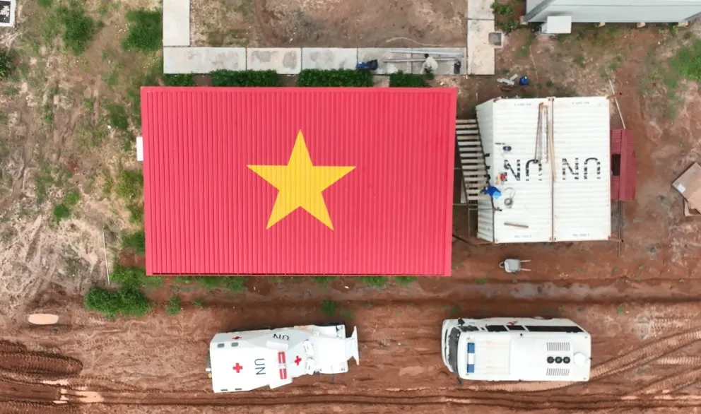Cờ Tổ quốc trên mái nhà ở Châu Phi. Ảnh: GGHBVN. son-co-to-quoc-tren-mai-nha-gan-100m2-o-chau-phi-2.jpg